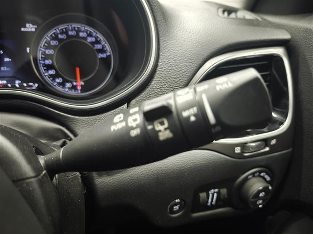 ジープ・チェロキー リミテッド ワンオーナー シートベンチレーション 純正ナビ フルセグTV 黒革シート パワーシート ACC スマートキー パワーバックドア アイドリングストップ 純正フロアマット バックカメラ パークアシスト(28枚目)