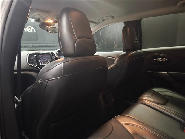 ジープ・チェロキー リミテッド ワンオーナー シートベンチレーション 純正ナビ フルセグTV 黒革シート パワーシート ACC スマートキー パワーバックドア アイドリングストップ 純正フロアマット バックカメラ パークアシスト(36枚目)