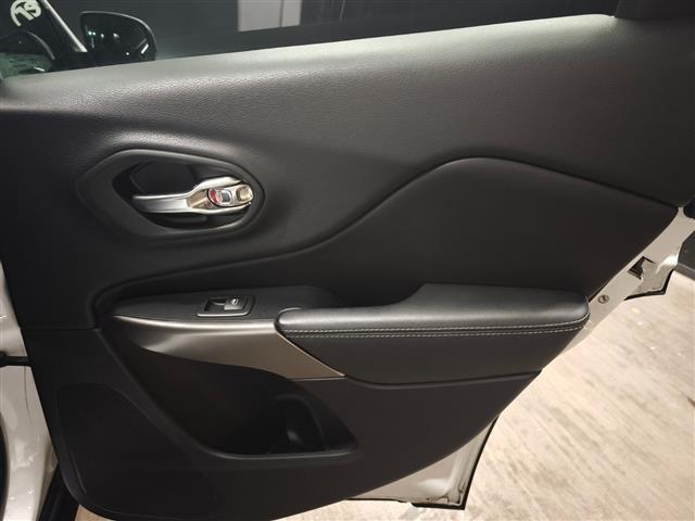 ジープ・チェロキー リミテッド ワンオーナー シートベンチレーション 純正ナビ フルセグTV 黒革シート パワーシート ACC スマートキー パワーバックドア アイドリングストップ 純正フロアマット バックカメラ パークアシスト(43枚目)