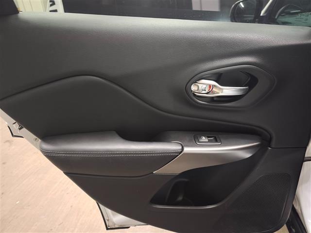 ジープ・チェロキー リミテッド ワンオーナー シートベンチレーション 純正ナビ フルセグTV 黒革シート パワーシート ACC スマートキー パワーバックドア アイドリングストップ 純正フロアマット バックカメラ パークアシスト(45枚目)