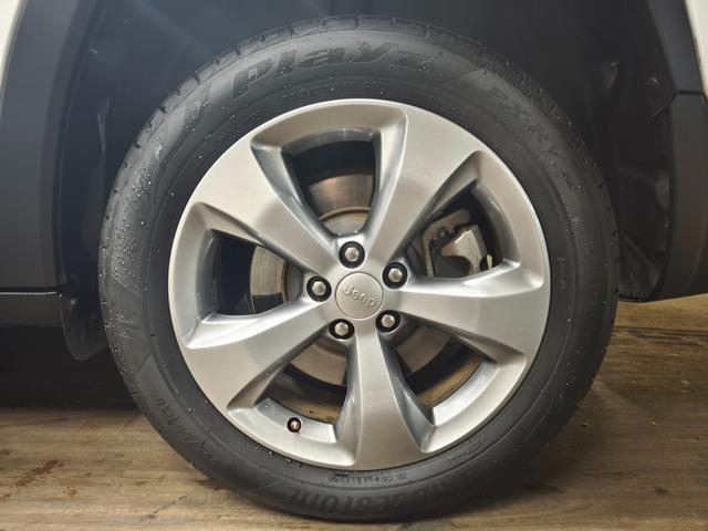 ジープ・チェロキー リミテッド ワンオーナー シートベンチレーション 純正ナビ フルセグTV 黒革シート パワーシート ACC スマートキー パワーバックドア アイドリングストップ 純正フロアマット バックカメラ パークアシスト(60枚目)