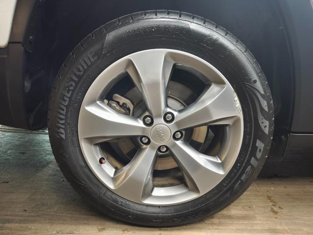 ジープ・チェロキー リミテッド ワンオーナー シートベンチレーション 純正ナビ フルセグTV 黒革シート パワーシート ACC スマートキー パワーバックドア アイドリングストップ 純正フロアマット バックカメラ パークアシスト(63枚目)