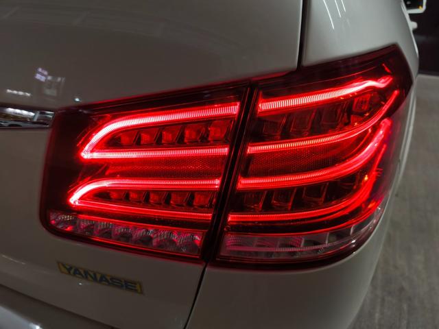 マットブラックにホワイトのＬＩＢＥＲＡＬＡのロゴの建物と看板が目印です。