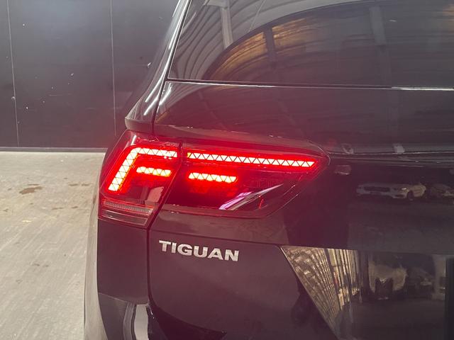 マットブラックにホワイトのＬＩＢＥＲＡＬＡのロゴの建物と看板が目印です。