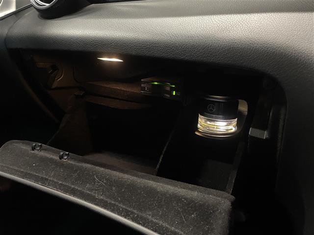 マットブラックにホワイトのＬＩＢＥＲＡＬＡのロゴの建物と看板が目印です。