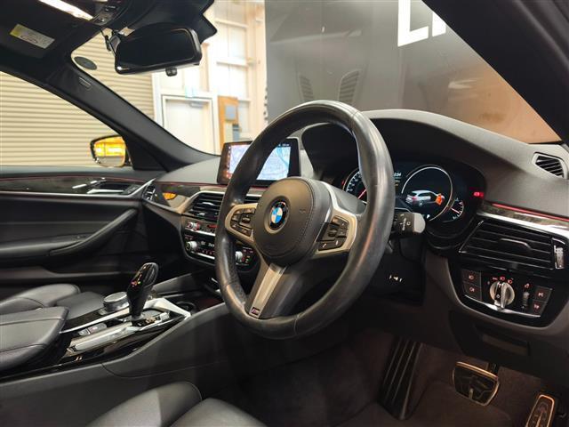 ５シリーズ ５２３ｄツーリング　Ｍスポーツ　ハイラインＰＫＧ　イノベーションＰＫＧ　全方位カメラ　前方ドラレコ　フルセグＴＶ　ＬＥＤヘッドライト　純正ＨＤＤナビ　前席パワーシート　パワーバックドア　純正フロアマット　Ｂｌｕｅｔｏｏｔｈ（5枚目）