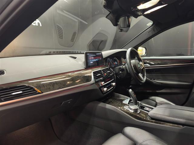 ５シリーズ ５２３ｄツーリング　Ｍスポーツ　ハイラインＰＫＧ　イノベーションＰＫＧ　全方位カメラ　前方ドラレコ　フルセグＴＶ　ＬＥＤヘッドライト　純正ＨＤＤナビ　前席パワーシート　パワーバックドア　純正フロアマット　Ｂｌｕｅｔｏｏｔｈ（35枚目）