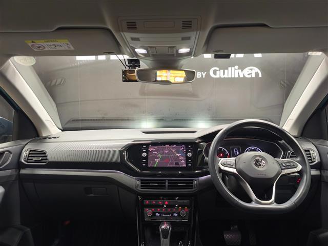 Ｔ－クロス ＴＳＩ　１ｓｔプラス　純正ナビ　ＡｐｐｌｅＣａｒｐｌａｙ　ＡｎｄｒｏｉｄＡｕｔｏ　デザインパッケージ　レーンキープアシスト　ハイビームアシスト　バックカメラ　シルバールーフレール　ドラレコ前後　社外アルミスタッドレス有（5枚目）