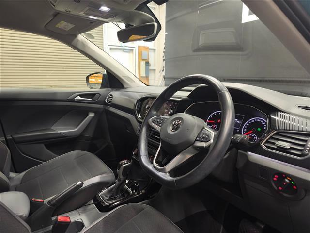 Ｔ－クロス ＴＳＩ　１ｓｔプラス　純正ナビ　ＡｐｐｌｅＣａｒｐｌａｙ　ＡｎｄｒｏｉｄＡｕｔｏ　デザインパッケージ　レーンキープアシスト　ハイビームアシスト　バックカメラ　シルバールーフレール　ドラレコ前後　社外アルミスタッドレス有（6枚目）