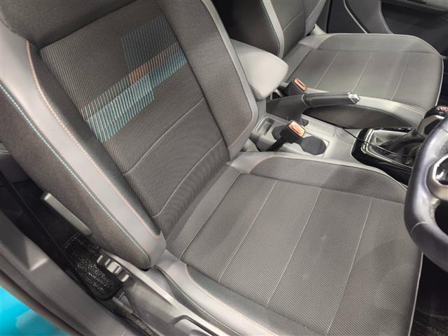 Ｔ－クロス ＴＳＩ　１ｓｔプラス　純正ナビ　ＡｐｐｌｅＣａｒｐｌａｙ　ＡｎｄｒｏｉｄＡｕｔｏ　デザインパッケージ　レーンキープアシスト　ハイビームアシスト　バックカメラ　シルバールーフレール　ドラレコ前後　社外アルミスタッドレス有（7枚目）