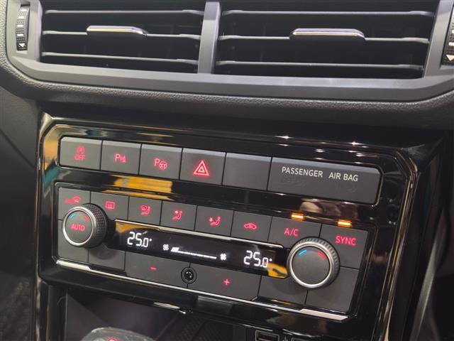 Ｔ－クロス ＴＳＩ　１ｓｔプラス　純正ナビ　ＡｐｐｌｅＣａｒｐｌａｙ　ＡｎｄｒｏｉｄＡｕｔｏ　デザインパッケージ　レーンキープアシスト　ハイビームアシスト　バックカメラ　シルバールーフレール　ドラレコ前後　社外アルミスタッドレス有（16枚目）