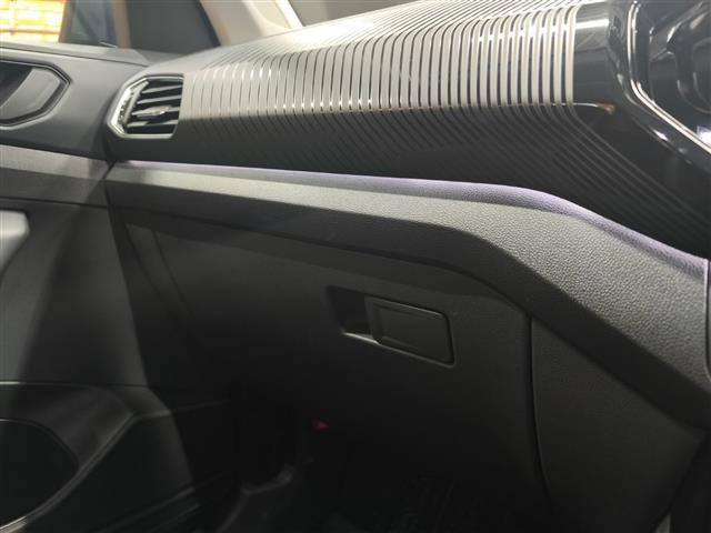 Ｔ－クロス ＴＳＩ　１ｓｔプラス　純正ナビ　ＡｐｐｌｅＣａｒｐｌａｙ　ＡｎｄｒｏｉｄＡｕｔｏ　デザインパッケージ　レーンキープアシスト　ハイビームアシスト　バックカメラ　シルバールーフレール　ドラレコ前後　社外アルミスタッドレス有（21枚目）