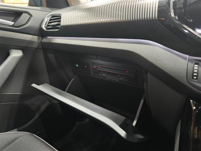 Ｔ－クロス ＴＳＩ　１ｓｔプラス　純正ナビ　ＡｐｐｌｅＣａｒｐｌａｙ　ＡｎｄｒｏｉｄＡｕｔｏ　デザインパッケージ　レーンキープアシスト　ハイビームアシスト　バックカメラ　シルバールーフレール　ドラレコ前後　社外アルミスタッドレス有（22枚目）