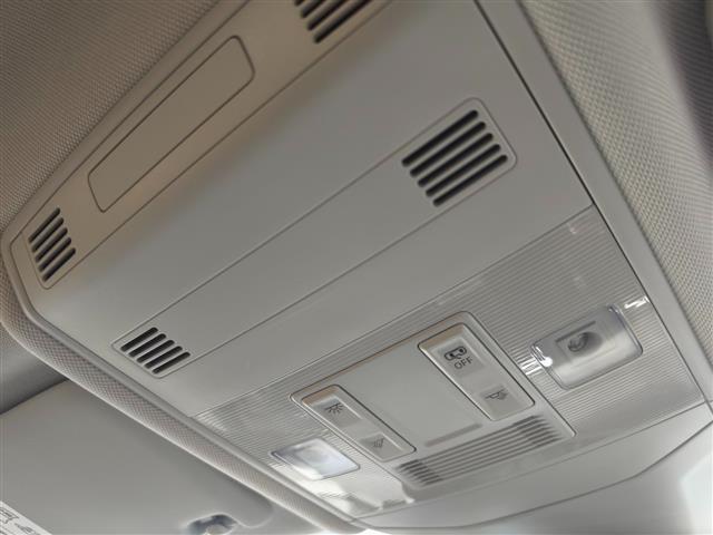 Ｔ－クロス ＴＳＩ　１ｓｔプラス　純正ナビ　ＡｐｐｌｅＣａｒｐｌａｙ　ＡｎｄｒｏｉｄＡｕｔｏ　デザインパッケージ　レーンキープアシスト　ハイビームアシスト　バックカメラ　シルバールーフレール　ドラレコ前後　社外アルミスタッドレス有（25枚目）