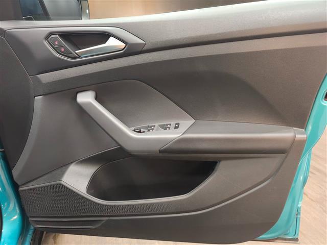 Ｔ－クロス ＴＳＩ　１ｓｔプラス　純正ナビ　ＡｐｐｌｅＣａｒｐｌａｙ　ＡｎｄｒｏｉｄＡｕｔｏ　デザインパッケージ　レーンキープアシスト　ハイビームアシスト　バックカメラ　シルバールーフレール　ドラレコ前後　社外アルミスタッドレス有（35枚目）