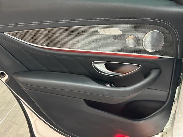 �}�b�g�u���b�N�Ƀz���C�g�̂k�h�a�d�q�`�k�`�̃��S�̌����ƊŔ��ڈ�ł��B