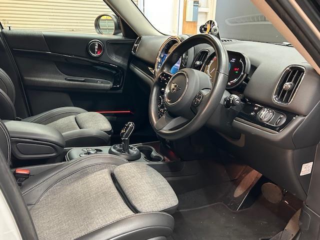 ＭＩＮＩ クーパーＤ　クロスオーバー　純正ナビ　バックカメラ　１８インチピンスポークブラックＡＷ　クロスレザレットシート　アダクティブクルーズコントロール　ＬＥＤヘッドライト　プライバシーガラス　スマートキー　ドラレコ（6枚目）