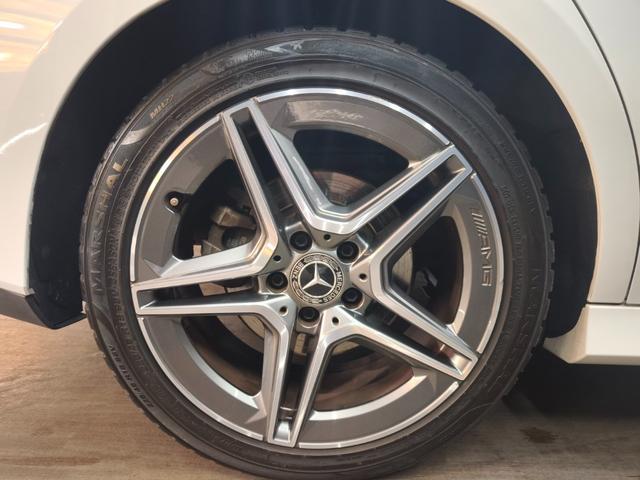 �}�b�g�u���b�N�Ƀz���C�g�̂k�h�a�d�q�`�k�`�̃��S�̌����ƊŔ��ڈ�ł��B