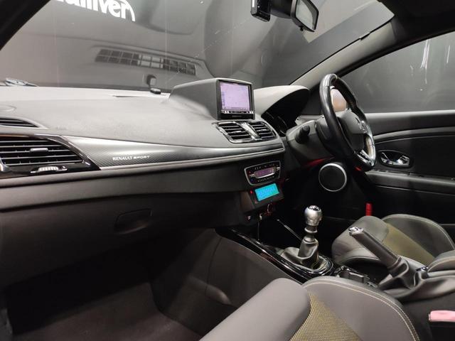 メガーヌ ルノー　スポール　禁煙車　６ＭＴ　純正ナビ　Ｂｌｕｅｔｏｏｔｈ　ＵＳＢ　ＥＴＣ　ドラレコ　純正フロアマット　オートライト　ＨＩＤヘッドライト　純正イエローステッチレカロシート　フルセグＴＶ　純正ホイール　スタッドレス付（31枚目）