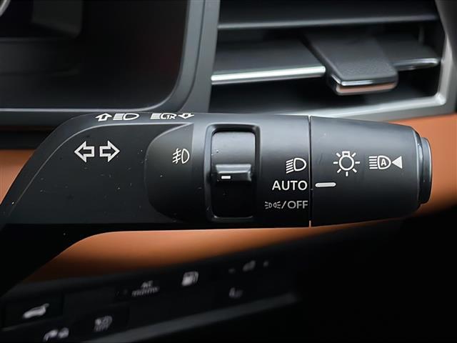 アウトランダーPHEV P 純正9インチナビ アラウンドビューモニター e-Assist BOSEサウンド パドルシフト ブラインドスポットモニター 置くだけ充電 オートハイビーム シートヒーター ルーフキャリア ドラレコ(11枚目)