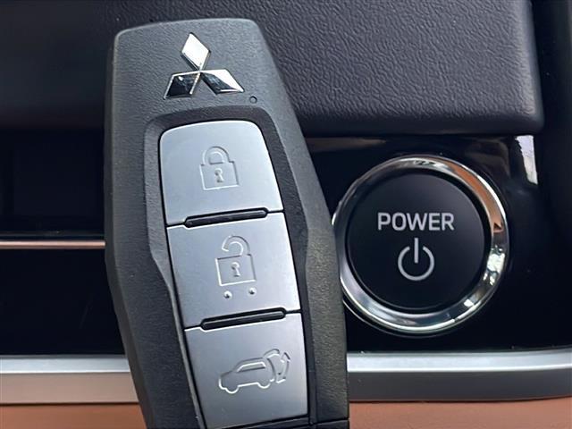 アウトランダーPHEV P 純正9インチナビ アラウンドビューモニター e-Assist BOSEサウンド パドルシフト ブラインドスポットモニター 置くだけ充電 オートハイビーム シートヒーター ルーフキャリア ドラレコ(12枚目)