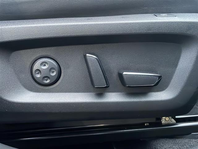 アウトランダーPHEV P 純正9インチナビ アラウンドビューモニター e-Assist BOSEサウンド パドルシフト ブラインドスポットモニター 置くだけ充電 オートハイビーム シートヒーター ルーフキャリア ドラレコ(18枚目)