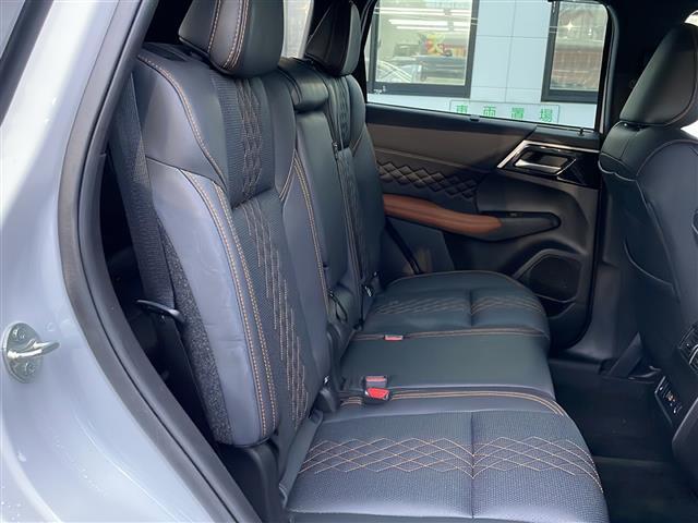 アウトランダーPHEV P 純正9インチナビ アラウンドビューモニター e-Assist BOSEサウンド パドルシフト ブラインドスポットモニター 置くだけ充電 オートハイビーム シートヒーター ルーフキャリア ドラレコ(21枚目)