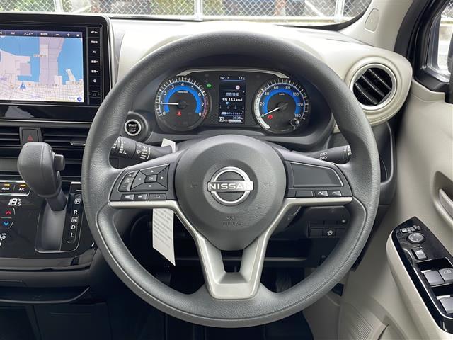 デイズ Ｘ　９インチ純正ナビ　アラウンドビューモニター　ディスプレイ付自動防眩式ルームミラー　ステアリングスイッチ　純正フロアマット　純正アルミホイール　オートライト　オートマチックハイビーム　パーキングアシスト（7枚目）