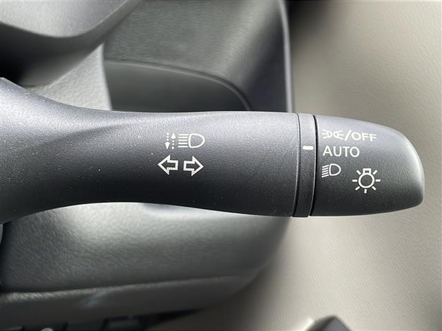 デイズ Ｘ　９インチ純正ナビ　アラウンドビューモニター　ディスプレイ付自動防眩式ルームミラー　ステアリングスイッチ　純正フロアマット　純正アルミホイール　オートライト　オートマチックハイビーム　パーキングアシスト（11枚目）