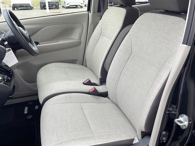 デイズ Ｘ　９インチ純正ナビ　アラウンドビューモニター　ディスプレイ付自動防眩式ルームミラー　ステアリングスイッチ　純正フロアマット　純正アルミホイール　オートライト　オートマチックハイビーム　パーキングアシスト（22枚目）