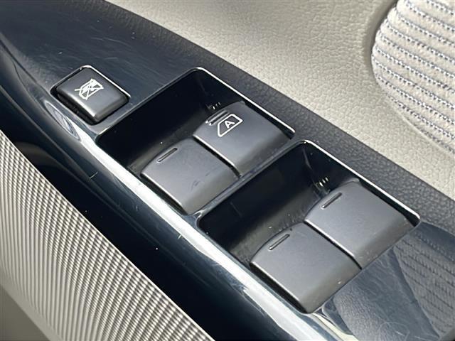 デイズ X 純正SDナビ アラウンドビューモニター フルセグTV ETC スマートキー プッシュスタート スペアキー1本 純正フロアマット アイドリングストップ ドアバイザー ドアロック連動自動格納機能(11枚目)