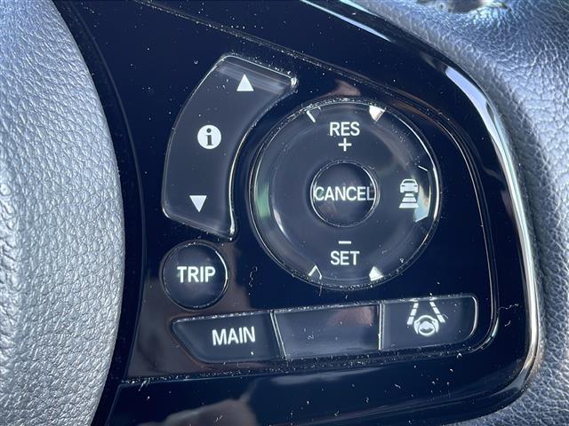 【　クルーズコントロール　】高速道路で便利な機能です！アクセルを離しても一定速度で走行ができる装備です！加速減速もスイッチ操作でＯＫです！