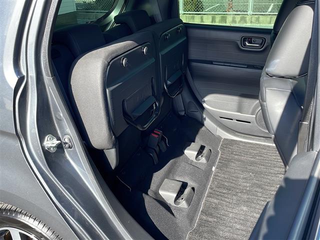 【　チップアップシート　】座面を跳ね上げて、背の高い荷物を積む際に便利な機能です！狭い場所でも荷物の積み降ろしがしやすく、車内空間をより広く活用できます♪