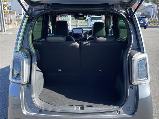 【　ラゲッジスペース　】リアシートを倒せばこの大容量！ダンボールなどの大きい荷物も釣り具などの長尺物まで様々載せられそうです！