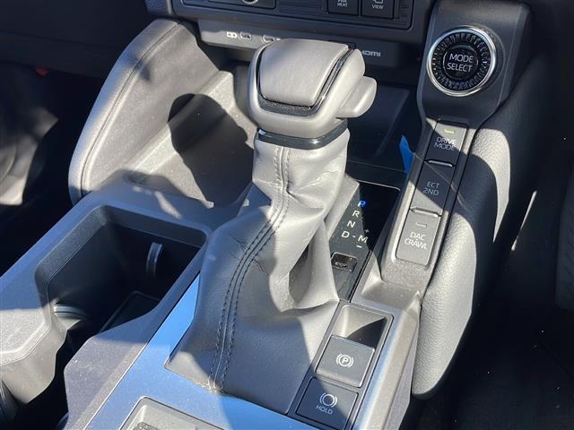 ランドクルーザー２５０ ＶＸ　デイスプレイオーディオ　フルセグテレビ　ＥＴＣ２．０　アラウンドビューモニター　デジタルインナーミラー　純正フロアマット　１８インチ純正アルミホイール　ルーフレール　電動リアゲート　レザーシート（17枚目）