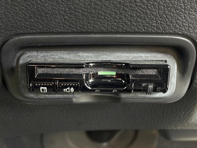 ヴェゼル ハイブリッドＲＳ・ホンダセンシング　純正８インチナビ　フルセグＴＶ　ＥＴＣ　ドラレコ　ホンダセンシング　車線維持支援システム　路外逸脱抑制機能　歩行者事故低減ステアリング　標識認識機能　先行車発進お知らせ機能　衝突軽減ブレーキ　純正ＡＷ（6枚目）