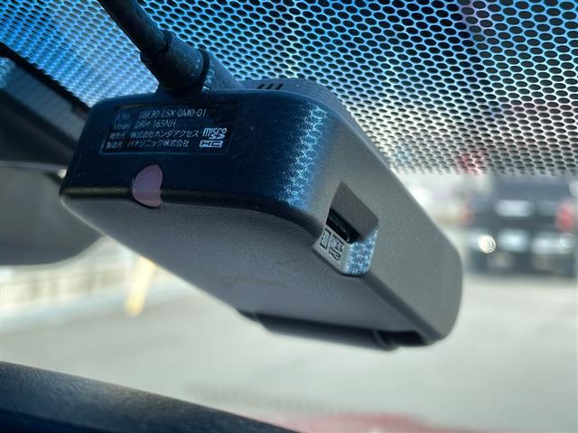 ヴェゼル ハイブリッドＲＳ・ホンダセンシング　純正８インチナビ　フルセグＴＶ　ＥＴＣ　ドラレコ　ホンダセンシング　車線維持支援システム　路外逸脱抑制機能　歩行者事故低減ステアリング　標識認識機能　先行車発進お知らせ機能　衝突軽減ブレーキ　純正ＡＷ（7枚目）