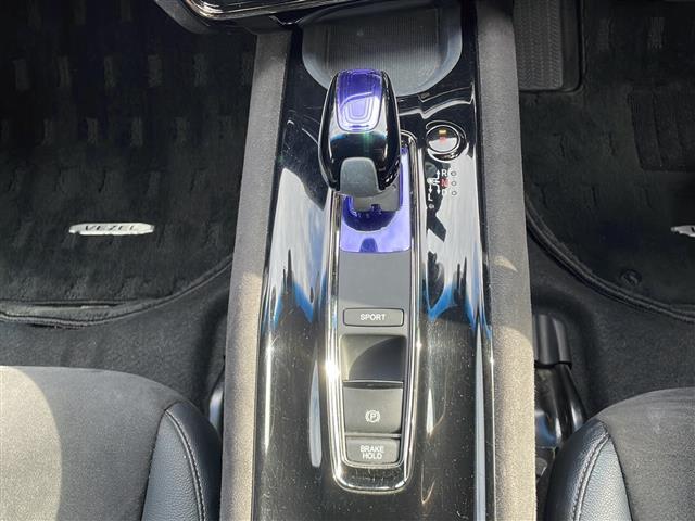 ヴェゼル ハイブリッドＲＳ・ホンダセンシング　純正８インチナビ　フルセグＴＶ　ＥＴＣ　ドラレコ　ホンダセンシング　車線維持支援システム　路外逸脱抑制機能　歩行者事故低減ステアリング　標識認識機能　先行車発進お知らせ機能　衝突軽減ブレーキ　純正ＡＷ（17枚目）