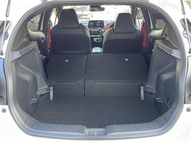 【　ラゲッジスペース　】リアシートを倒せばこの大容量！ダンボールなどの大きい荷物も釣り具などの長尺物まで様々載せられそうです！