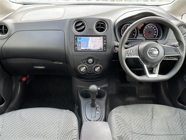 ノート Ｘ　ワンオーナー　純正ＳＤナビ　フルセグテレビ　Ｂｌｕｅｔｏｏｔｈ　ドライブレコーダー　プッシュスタート　電動格納ウィンカーミラー　アイドリングストップ　フロアマット　１４インチスチールホイール（2枚目）