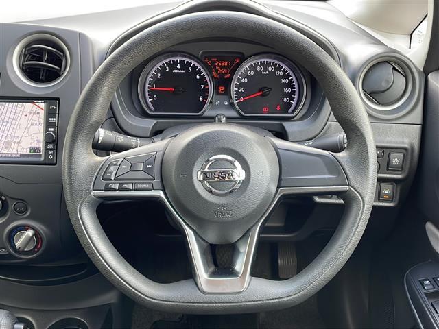 ノート Ｘ　ワンオーナー　純正ＳＤナビ　フルセグテレビ　Ｂｌｕｅｔｏｏｔｈ　ドライブレコーダー　プッシュスタート　電動格納ウィンカーミラー　アイドリングストップ　フロアマット　１４インチスチールホイール（7枚目）