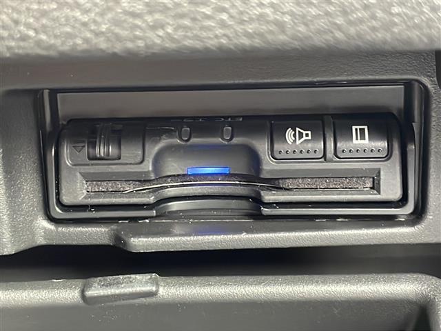 セレナ ｅ－パワー　ハイウェイスターＶ　フリップダウンモニター　純正９インチナビ　フルセグテレビ　プロパイロット　エマージェンシーブレーキ　両側パワースライドドア　ＥＴＣ　純正ドライブレコーダー　パーキングアシスト　スマートキー（6枚目）