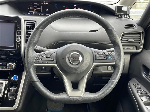 セレナ ｅ－パワー　ハイウェイスターＶ　フリップダウンモニター　純正９インチナビ　フルセグテレビ　プロパイロット　エマージェンシーブレーキ　両側パワースライドドア　ＥＴＣ　純正ドライブレコーダー　パーキングアシスト　スマートキー（8枚目）