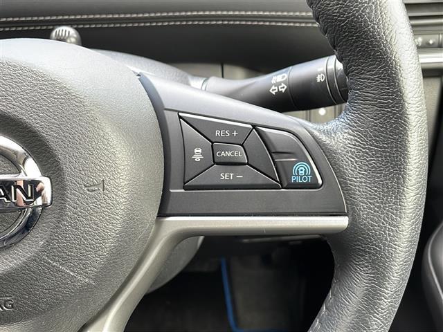 セレナ ｅ－パワー　ハイウェイスターＶ　フリップダウンモニター　純正９インチナビ　フルセグテレビ　プロパイロット　エマージェンシーブレーキ　両側パワースライドドア　ＥＴＣ　純正ドライブレコーダー　パーキングアシスト　スマートキー（10枚目）