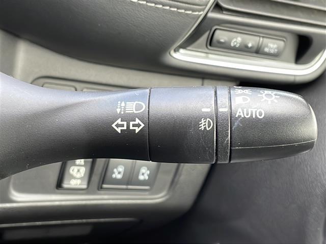 セレナ ｅ－パワー　ハイウェイスターＶ　フリップダウンモニター　純正９インチナビ　フルセグテレビ　プロパイロット　エマージェンシーブレーキ　両側パワースライドドア　ＥＴＣ　純正ドライブレコーダー　パーキングアシスト　スマートキー（12枚目）