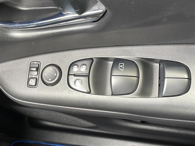 セレナ ｅ－パワー　ハイウェイスターＶ　フリップダウンモニター　純正９インチナビ　フルセグテレビ　プロパイロット　エマージェンシーブレーキ　両側パワースライドドア　ＥＴＣ　純正ドライブレコーダー　パーキングアシスト　スマートキー（14枚目）