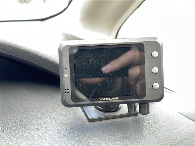 セレナ ｅ－パワー　ハイウェイスターＶ　フリップダウンモニター　純正９インチナビ　フルセグテレビ　プロパイロット　エマージェンシーブレーキ　両側パワースライドドア　ＥＴＣ　純正ドライブレコーダー　パーキングアシスト　スマートキー（21枚目）