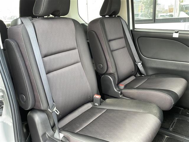 セレナ ｅ－パワー　ハイウェイスターＶ　フリップダウンモニター　純正９インチナビ　フルセグテレビ　プロパイロット　エマージェンシーブレーキ　両側パワースライドドア　ＥＴＣ　純正ドライブレコーダー　パーキングアシスト　スマートキー（24枚目）