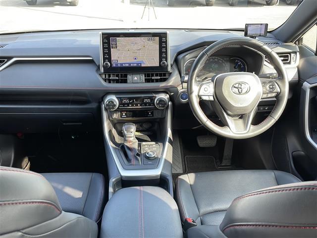 ＲＡＶ４ ＰＨＶ ブラックトーン　ワンオーナー　純正ディスプレイオーディオ　フルセグテレビ　パノラミックビューモニター　トヨタセーフティセンス　デジタルインナーミラー　ワイヤレス充電　ブラインドスポットモニター　ドライブレコーダー（2枚目）