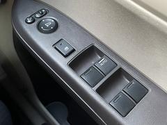 【パワーウインドウ】運転席のスイッチで、各席の窓ガラスの開閉ができます！あると便利ですよね！ 6